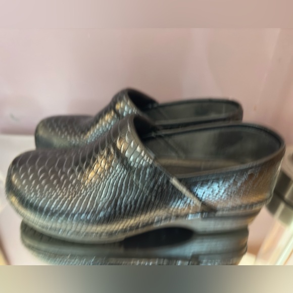 👩🏼‍⚕️🏥 Dansko Professional Black Iridescent Snake Print 41 - Picture 3 of 9
